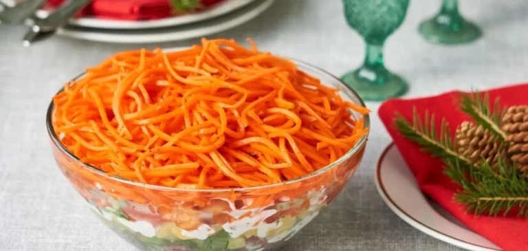 layered-vegetable-salad-with-korean-carrots-glass-bowl163828-650